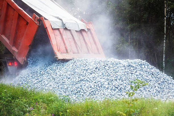 dump truck dumping gravel - gravel imagens e fotografias de stock