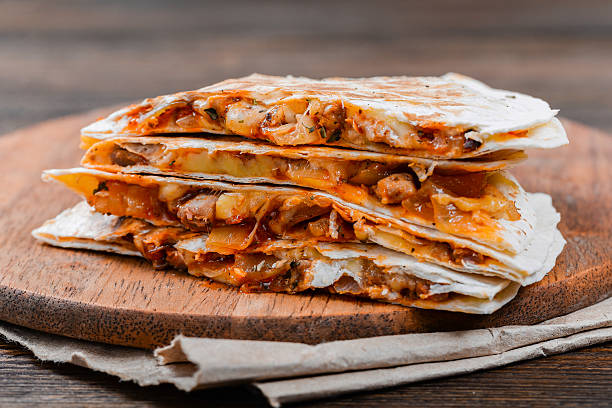 木製のテーブルの上のケサディージャ - quesadilla chicken mexican cuisine cheese ストックフォトと画像