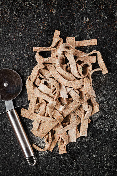 pizzoccheri della valtellina sobre fondo de mármol. ita saludable - pizzoccheri fotografías e imágenes de stock