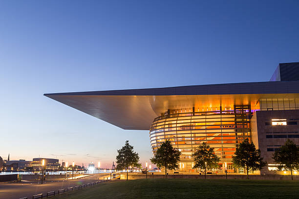 copenhagen opera house di notte - copenhagen opera denmark opera house foto e immagini stock