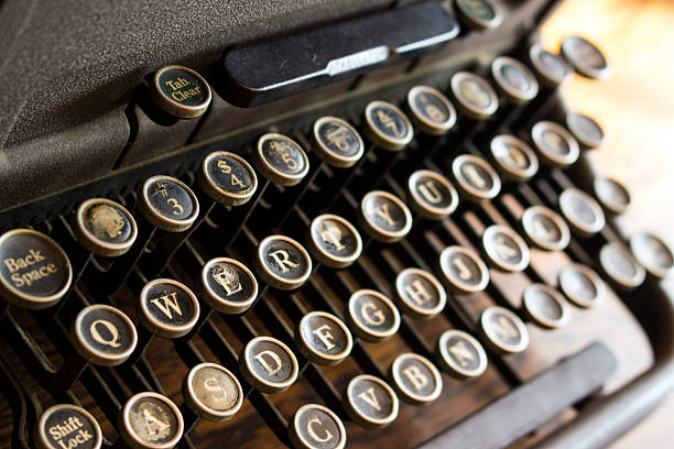 antiguidade escrever - typewriter key typewriter retro revival backspace imagens e fotografias de stock