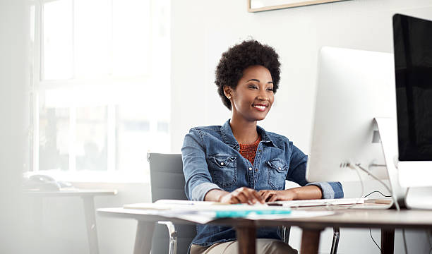 trabalhando com um sorriso  - pc desktop pc women desk - fotografias e filmes do acervo