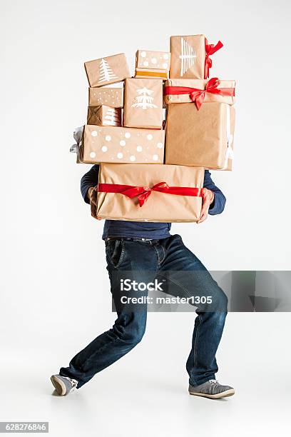 Cajas De Regalo En Manos De Un Joven Foto de stock y más banco de imágenes de Regalo - Regalo, Grupo grande de objetos, Caja