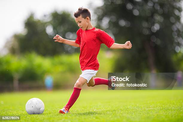 Junge Aufs Tor Schießen Stockfoto und mehr Bilder von Kind - Kind, Fußball, Jungen