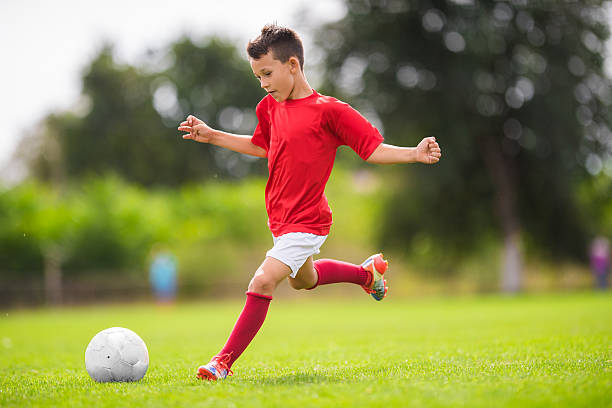 rapaz rematar à baliza - chutando bola imagens e fotografias de stock