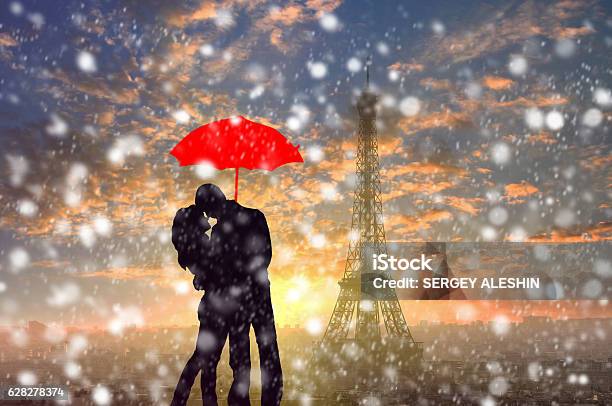 Silueta De Pareja De Pie Bajo Paraguas Rojo Foto de stock y más banco de imágenes de París - París, Pintura - Producto artístico, Lluvia - iStock Silueta De Pareja De Pie Bajo Paraguas Rojo Foto de stock y más banco de imágenes de París - París, Pintura - Producto artístico, Lluvia - iStock