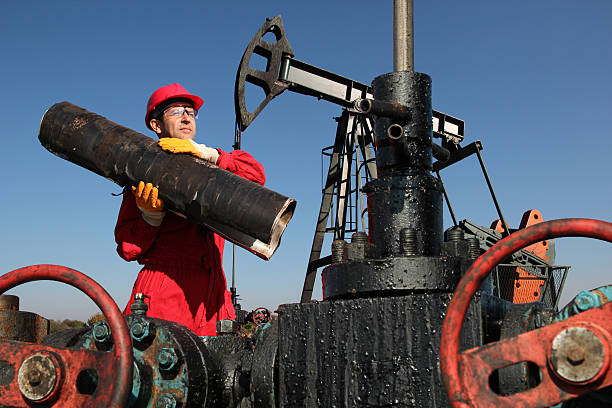 нефтяное месторождение работник - нефтяник стоковые фото и изображения