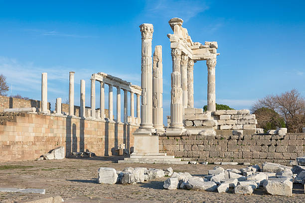 храм траяна, пергам, бергама, измир, турция - architecture anatolia ancient civilization ancient greece стоковые фото и изображения