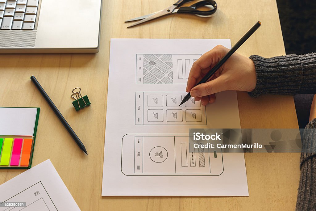 Concepteur wireframing une application mobile - Photo de Expérience utilisateur libre de droits