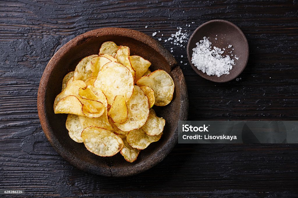 Kartoffelchips und Salz - Lizenzfrei Kartoffelchips Stock-Foto