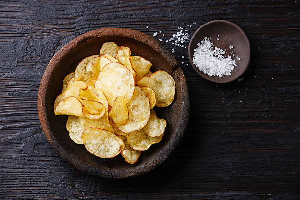 patatas fritas y sal - patatas fritas de churrería fotografías e imágenes de stock