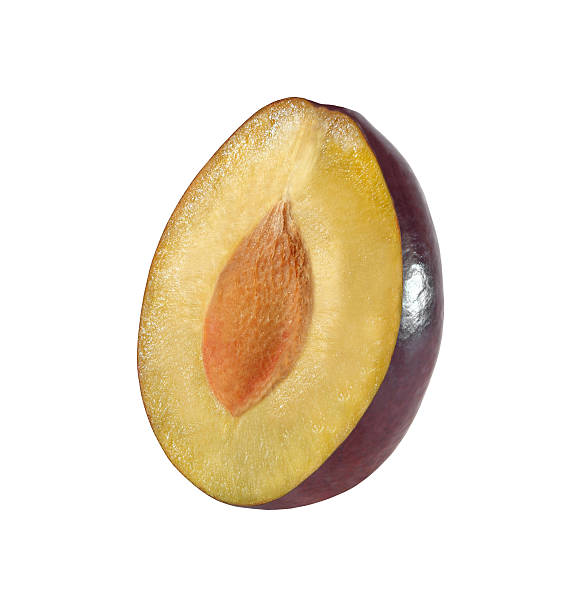prugna tagliata isolata su sfondo bianco con percorso di ritaglio - red potato isolated raw potato raw foto e immagini stock