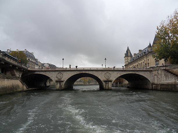 paris – pont saint-michel de seine - parapetto photos et images de collection