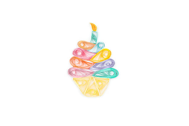 bolo com técnica de acolchoamento em fundo branco - quilling patterns - fotografias e filmes do acervo