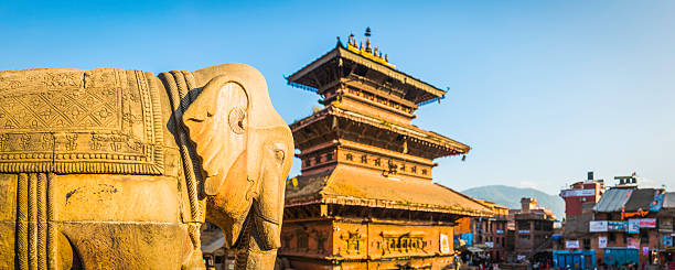 starożytne świątynie i posągi słoni z widokiem na plac bhaktapur katmandu nepal - newar zdjęcia i obrazy z banku zdjęć