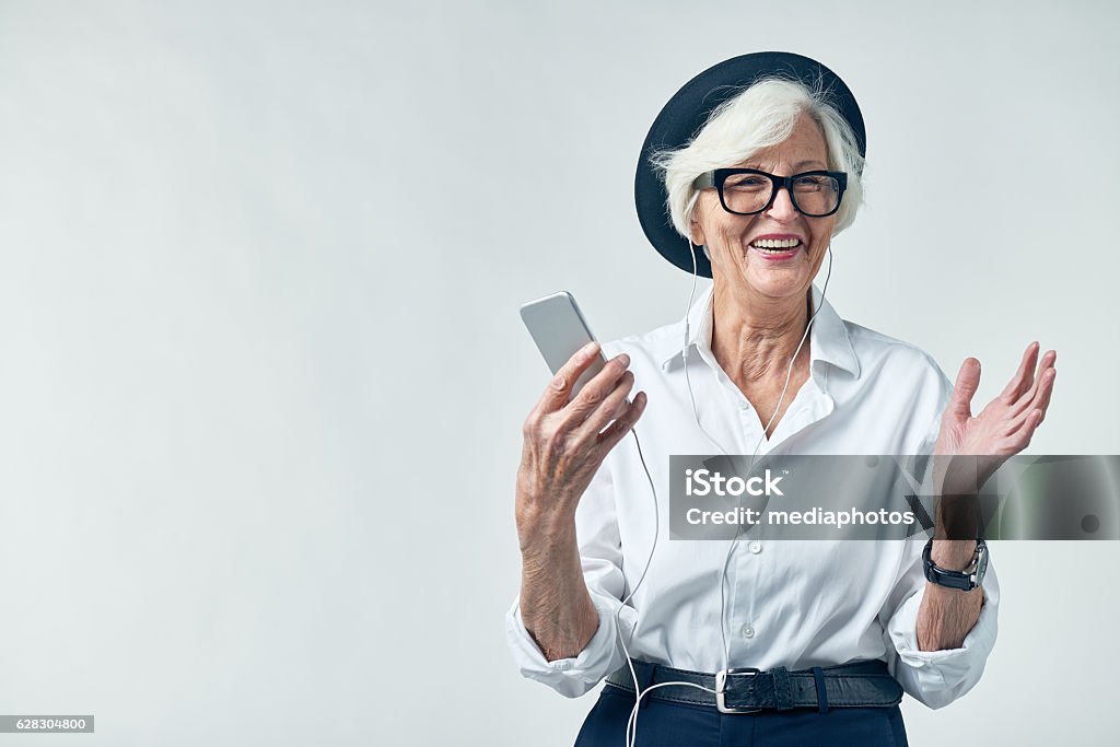 Retrato de idosa em roupas hipster - Foto de stock de Terceira idade royalty-free