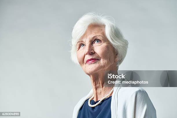 Mujer Mayor De Ensueño Con Ropa Elegante Foto de stock y más banco de imágenes de Retrato - Retrato, Tercera edad, Mujeres mayores