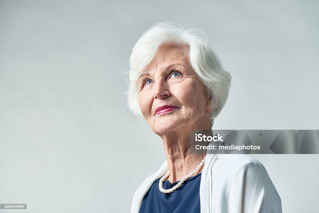 Femme âgée rêveuse dans un vêtement élégant - Photo de Portrait - Image libre de droits