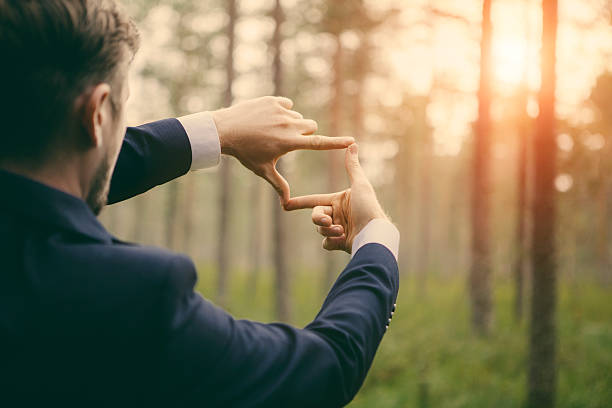 biznesmen szuka najlepszej inspiracji - focus finger frame frame human hand zdjęcia i obrazy z banku zdjęć