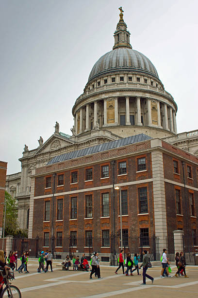 собор st стоит  - st pauls cathedral travel destinations reflection london england стоковые фото и изображения