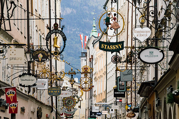 複数の広告標識を持つストリートゲトライデガセ、ザルツブルク - salzburg austria travel destinations famous place ストックフォトと画像