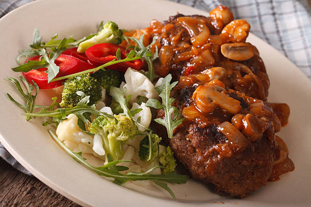 salisbury steak with mushroom sauce and vegetables close-up - salisbury steak imagens e fotografias de stock