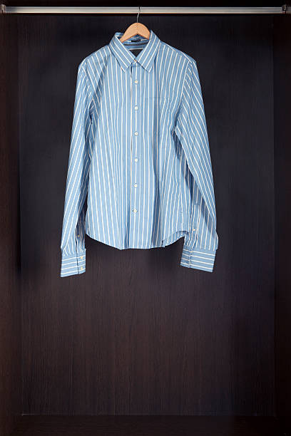 camicia appesa nell'armadio - shirt hanger hanging blue foto e immagini stock