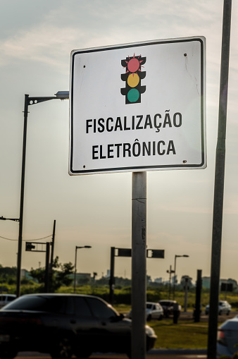 Tablero de señalización de control de tráfico en portugués brasileño. Fiscalizacao eletronica sign. photo