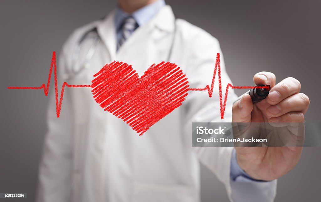 Médico dibujando la tabla de latidos del corazón ecg - Foto de stock de Símbolo en forma de corazón libre de derechos