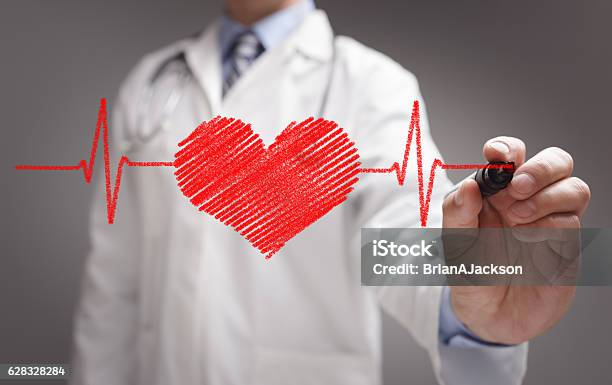 Médico Dibujando La Tabla De Latidos Del Corazón Ecg Foto de stock y más banco de imágenes de Símbolo en forma de corazón