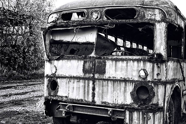 ancienne épave de bus abandonnée - damaged car photos et images de collection