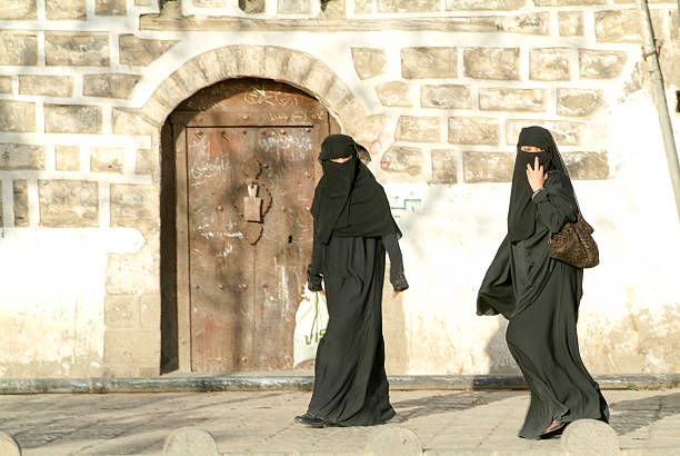 부르카를 입은 여성 - nikab veil islam arabia 뉴스 사진 이미지