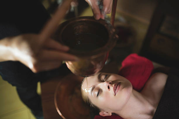 verwöhnung pur - ayurveda massaging spa treatment massage oil stock-fotos und bilder
