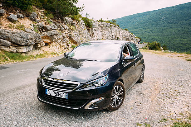 черный цвет peugeot 308 автомобиль на фоне французских горы - peugeot car french culture france стоковые фото и изображения