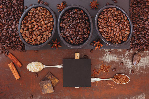 palone ziarna kawy i przyprawy na rustykalnym powierzchni - coffee table non alcoholic beverage turkish coffee black coffee zdjęcia i obrazy z banku zdjęć