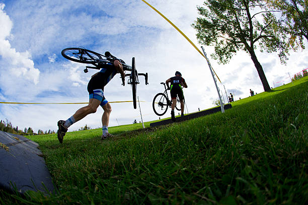 ciclo-cross de la raza - cyclo cross fotografías e imágenes de stock