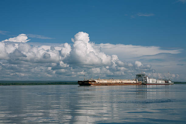 petroliera sul grande fiume. - scow foto e immagini stock