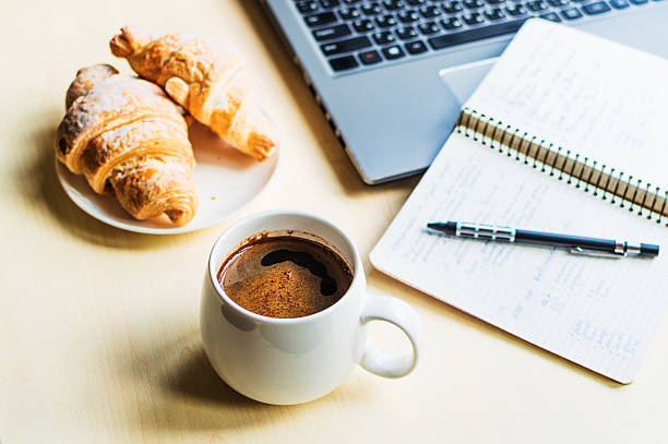 arbeitszeit, kaffeepause mit croissant - cafe laptop espresso business stock-fotos und bilder