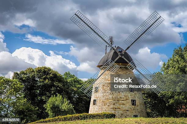 Antigo Moinho De Vento A Europa - Fotografias de stock e mais imagens de  Moinho de vento - Moinho de vento, Turbina Eólica, Cultura Holandesa -  iStock