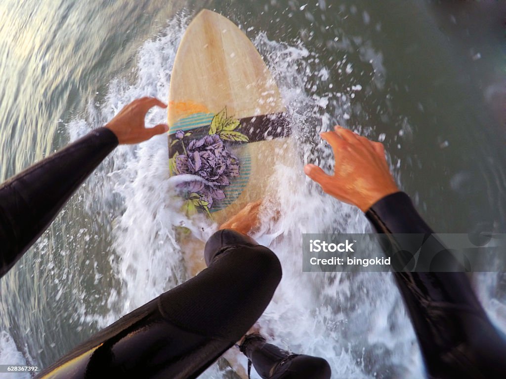 Surfear en una tabla de surf de madera (punto de vista) - Foto de stock de Perspectiva personal libre de derechos