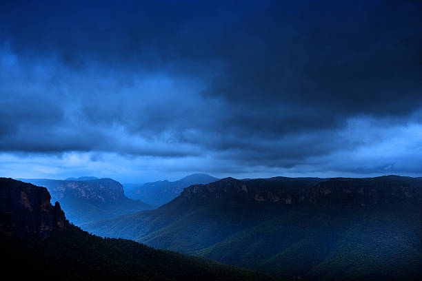 голубые горы под дождем - famous place blue mountain range sky стоковые фото и изображения