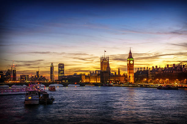 big ben london und thematisbei sonnenuntergang - london england skyline big ben orange stock-fotos und bilder