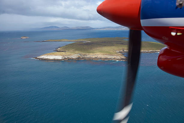 フォークランド諸島上空を飛行する航空機 - saunders island ストックフォトと画像