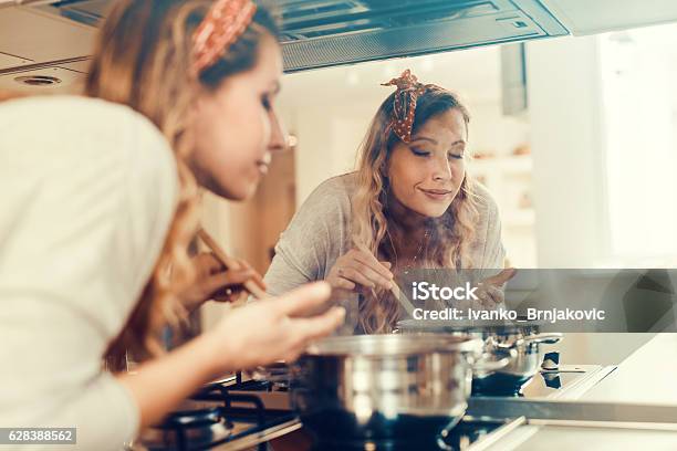 Photo libre de droit de Jeune Femme Dans La Cuisine Cuisine banque d'images et plus d'images libres de droit de Sentir - Sentir, Cuisiner, Goûter