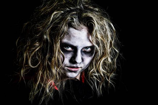 młoda nastoletnia dziewczyna przebrana za zombie - spooky human face zombie horror zdjęcia i obrazy z banku zdjęć