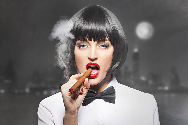 mafiosa donna boss fuma con sigaro - smoking women smoke smoking issues foto e immagini stock