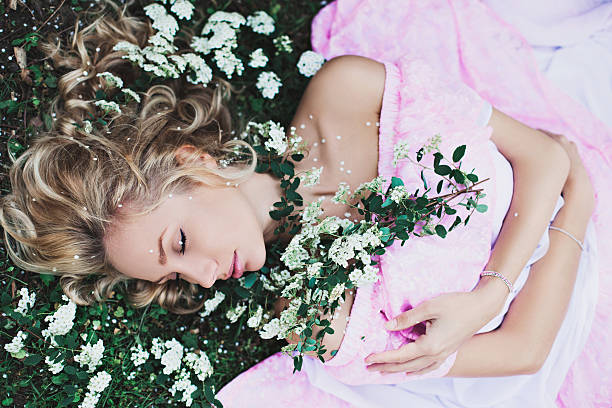 庭の眠れる森の美女 - formal garden flower bed women grass ストックフォトと画像
