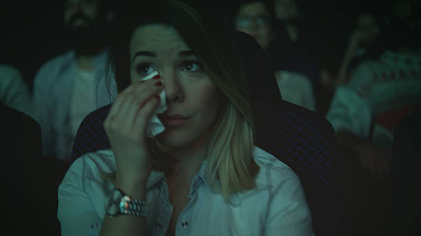 영화관에서 영화를 보면서 울고 있는 여성들 - audience surprise movie theater shock 뉴스 사진 이미지