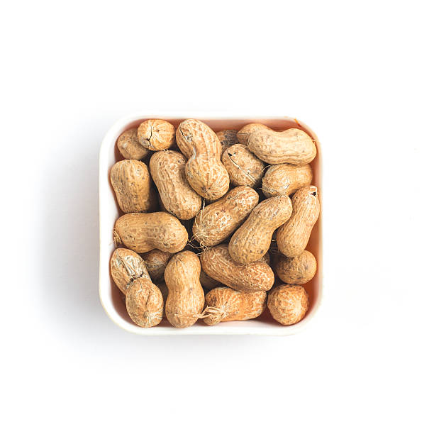 pilha de amendoins. sementes de concha em uma tigela - peanut nut snack isolated - fotografias e filmes do acervo