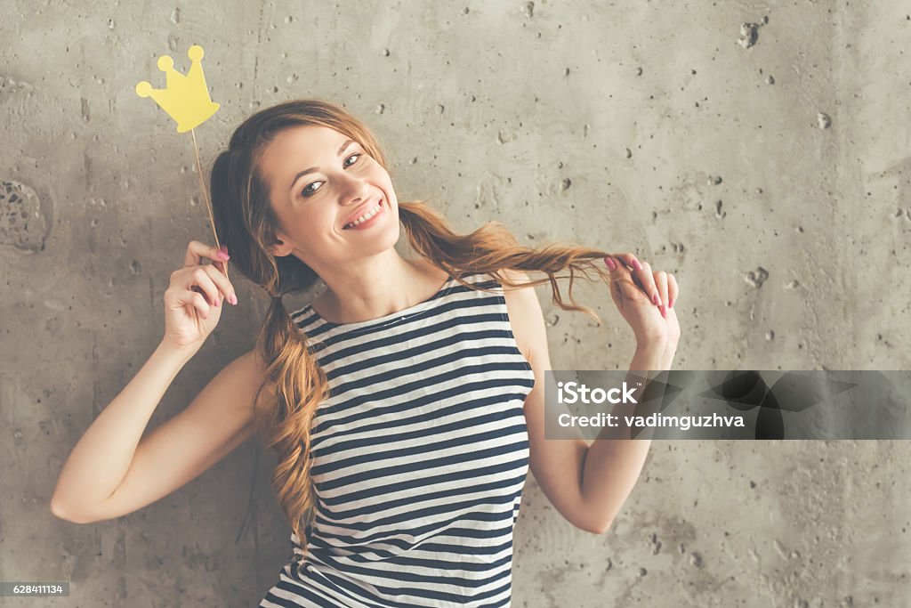 Hermosa mujer divertido - Foto de stock de Corona - Accesorio de cabeza libre de derechos